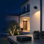 Tre telecamere esterne compatte con hub davanti a una casa italiana