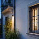 Finestra di abitazione italiana con grate di sicurezza integrate per guida su inferriate e protezione casa