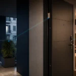 Ingresso di appartamento protetto da porta blindata, sensore e telecamera